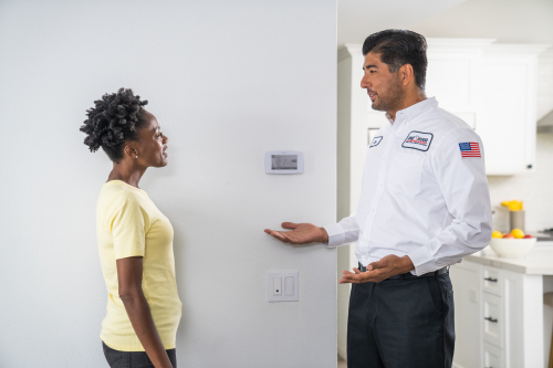 One Hour HVAC tech explaining thermostat setting so homeowners doesn't make any common thermostat mistakes
